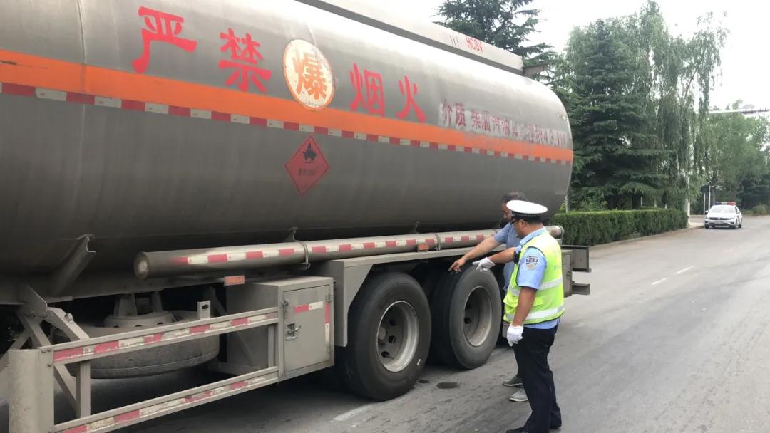 诸城交警开展危化品车辆隐患大排查大整治专项行动