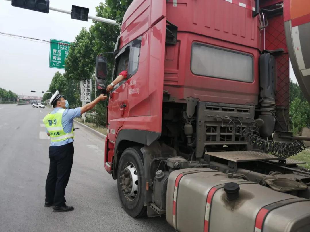 诸城交警开展危化品车辆隐患大排查大整治专项行动