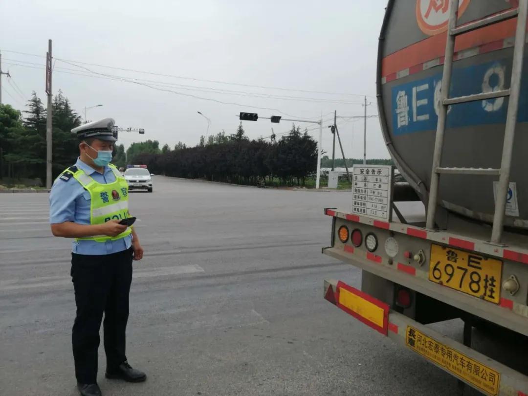 诸城交警开展危化品车辆隐患大排查大整治专项行动