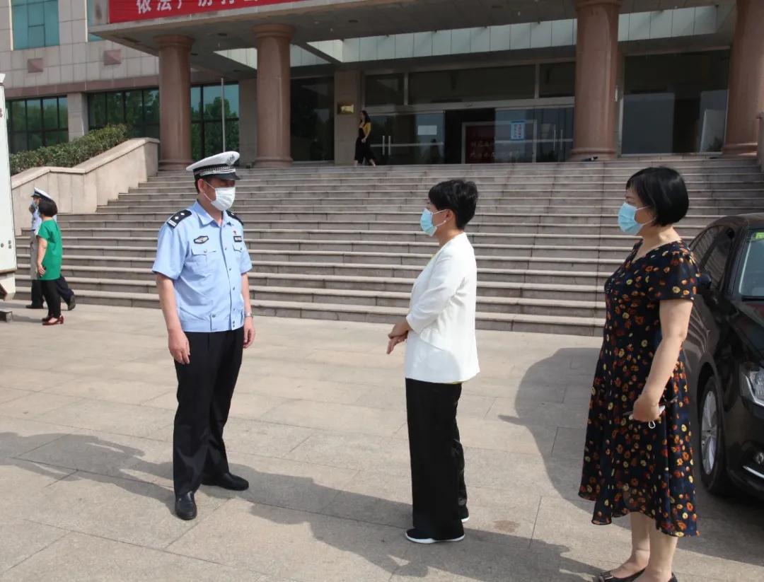 诸城市女企业家协会慰问诸城交警 共筑警民鱼水情