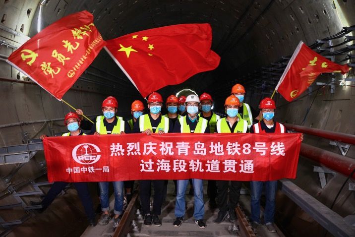 百万斤奋战60小时 2万米百万斤水管吊装就位至国内最长地铁过海隧道