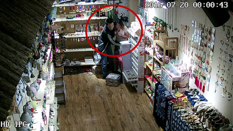 落入法网男子在台东步行街百货店持刀抢劫 潜逃四年落入法网