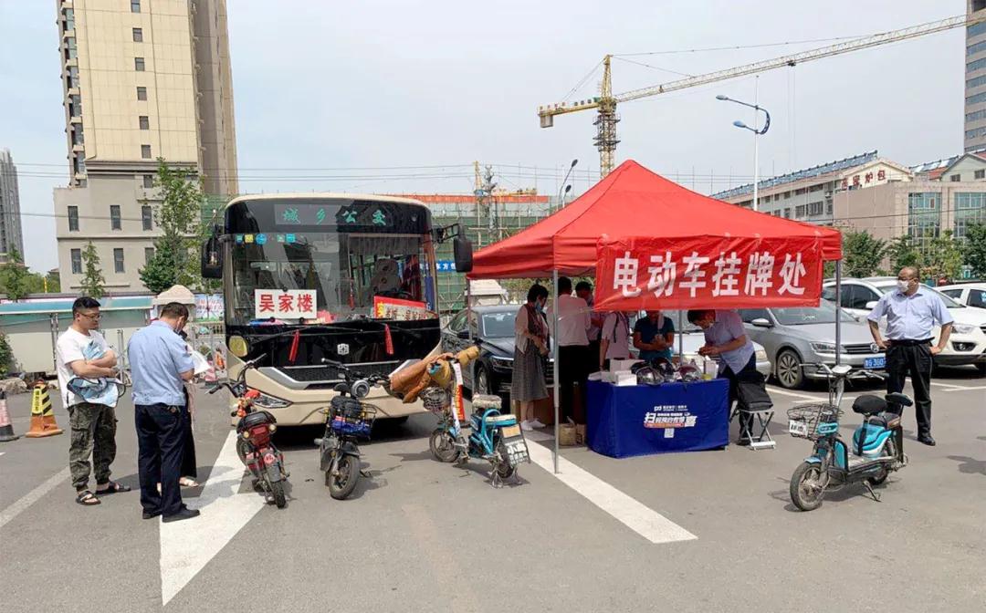 诸城公安走进市中医医院开展电动自行车挂牌活动