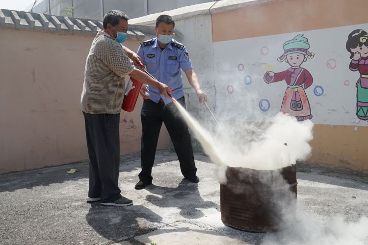 特邀嘉宾市南区八大湖街道：请来“特邀嘉宾”社区民警陈飞虎警官讲解防火灭火