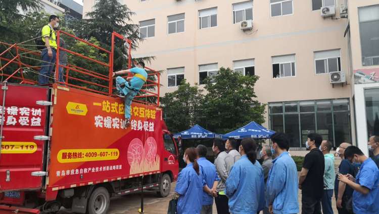 VR青岛能源集团开源热电公司开展安全培训 VR虚拟体验让工人身临其境