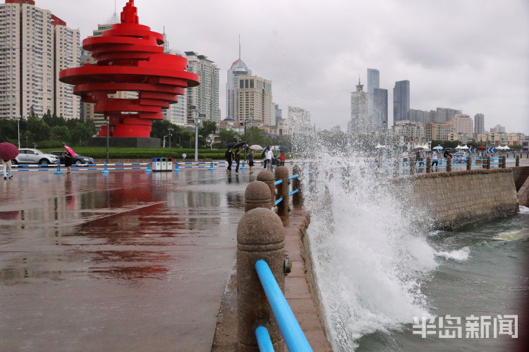 大海大海有点凶：五四广场海岸边海浪一波一波涌上来