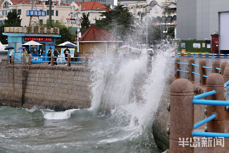 大海大海有点凶：五四广场海岸边海浪一波一波涌上来
