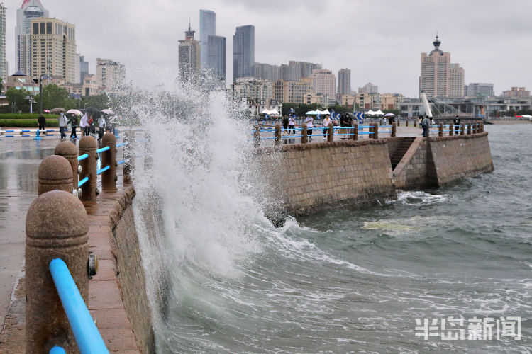 大海大海有点凶：五四广场海岸边海浪一波一波涌上来
