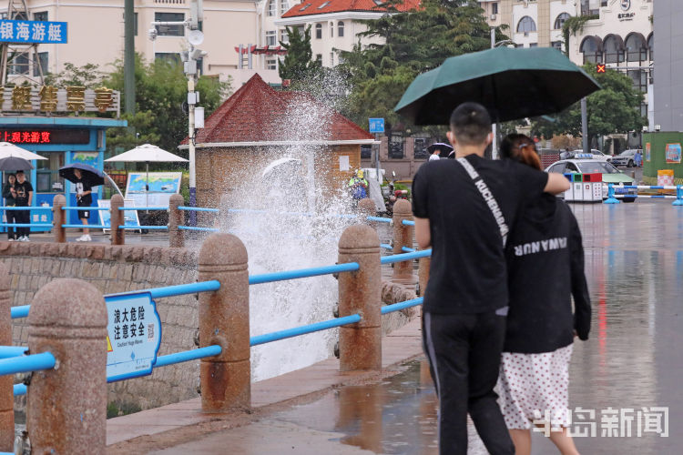 大海大海有点凶：五四广场海岸边海浪一波一波涌上来
