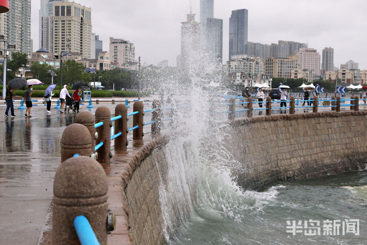 大海大海有点凶：五四广场海岸边海浪一波一波涌上来