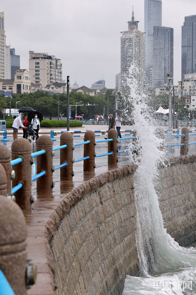 大海大海有点凶：五四广场海岸边海浪一波一波涌上来