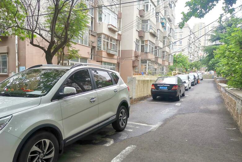 “手绘”车位“神器”满地 青岛不少老旧小区天天上演“抢车位大战”