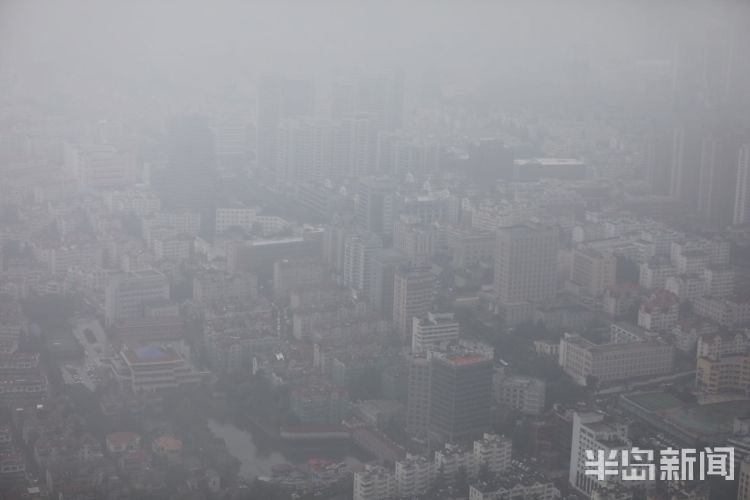 雾锁青岛沿海一线雾气缭绕 预计明天起天气转晴