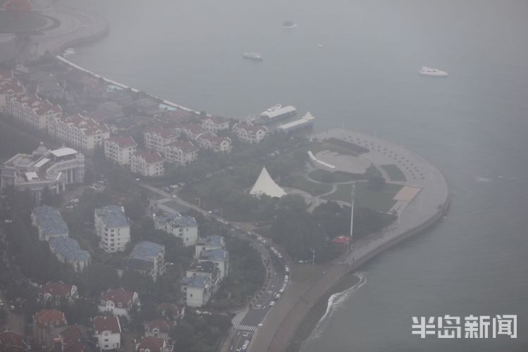 雾锁青岛沿海一线雾气缭绕 预计明天起天气转晴