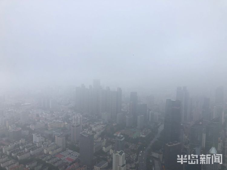 雾锁青岛沿海一线雾气缭绕 预计明天起天气转晴