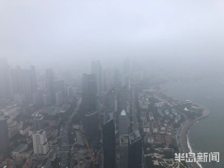 雾锁青岛沿海一线雾气缭绕 预计明天起天气转晴