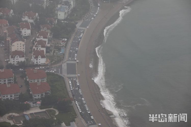 雾锁青岛沿海一线雾气缭绕 预计明天起天气转晴