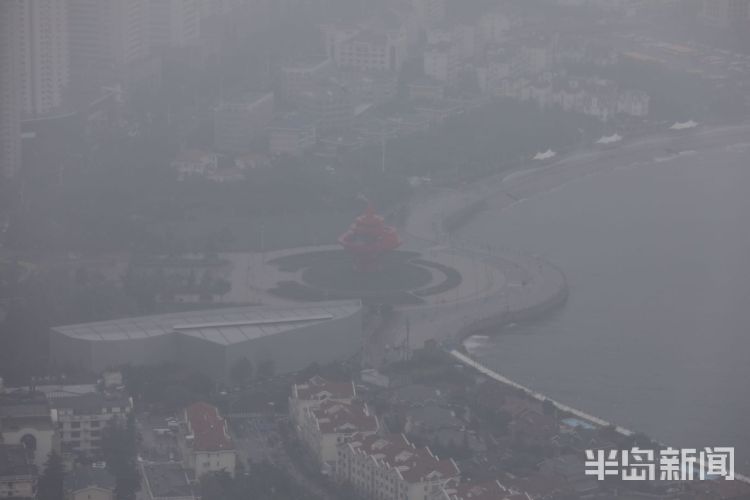 雾锁青岛沿海一线雾气缭绕 预计明天起天气转晴