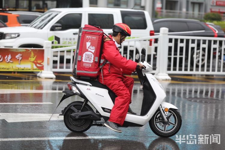 岛城阴雨天给青岛送清凉 部分市民穿上长裤长袖衫