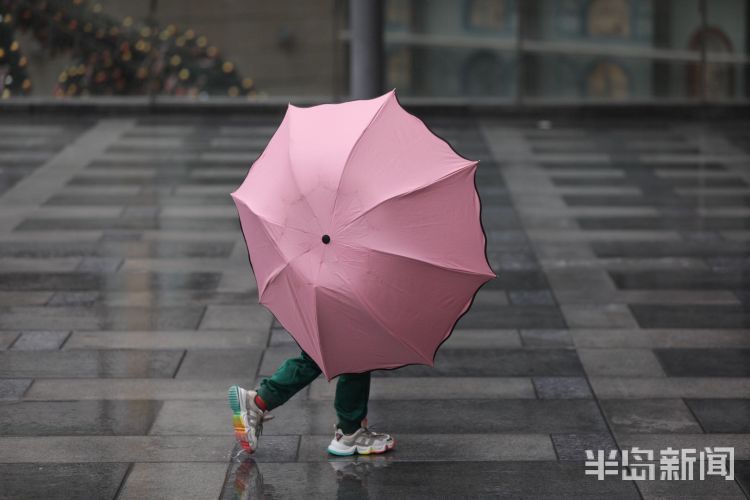 岛城阴雨天给青岛送清凉 部分市民穿上长裤长袖衫