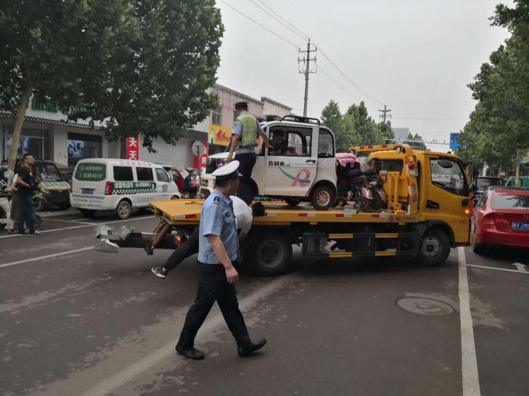 违法占用公共停车位，诸城交警开出首张500元罚单！