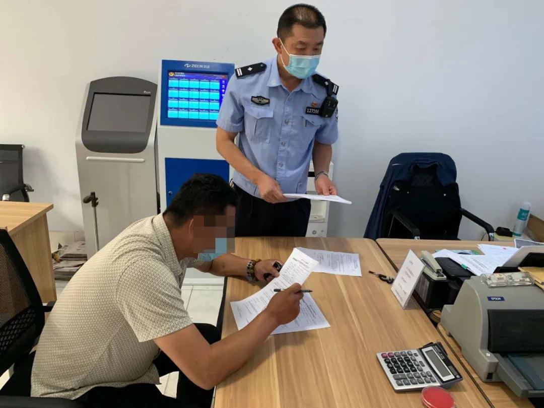 违法占用公共停车位，诸城交警开出首张500元罚单！