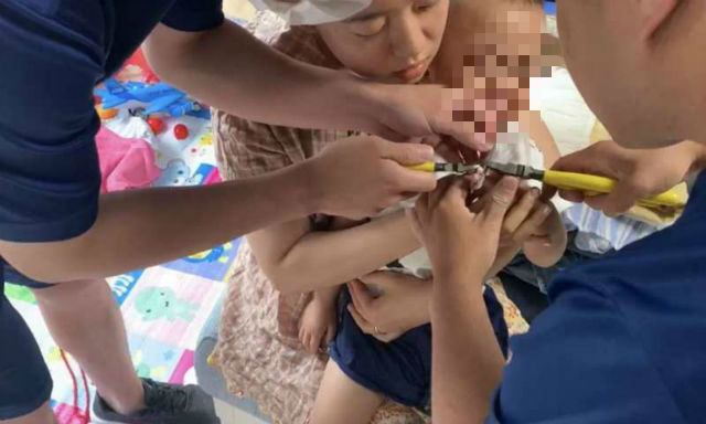 两岁男孩手指被卡疼痛难忍 城阳消防紧急救助