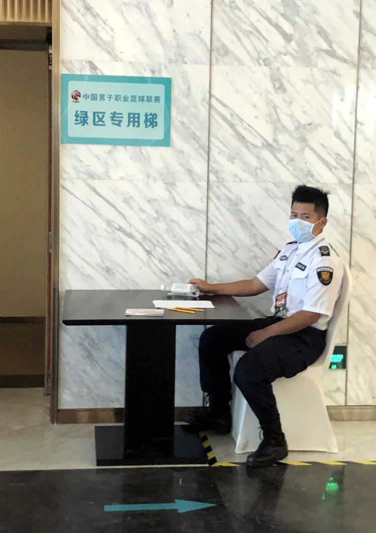 复赛CBA确定复赛 记者家门口参访青岛赛区也要“封闭”