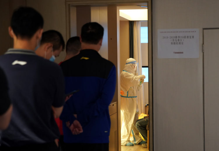 复赛CBA确定复赛 记者家门口参访青岛赛区也要“封闭”