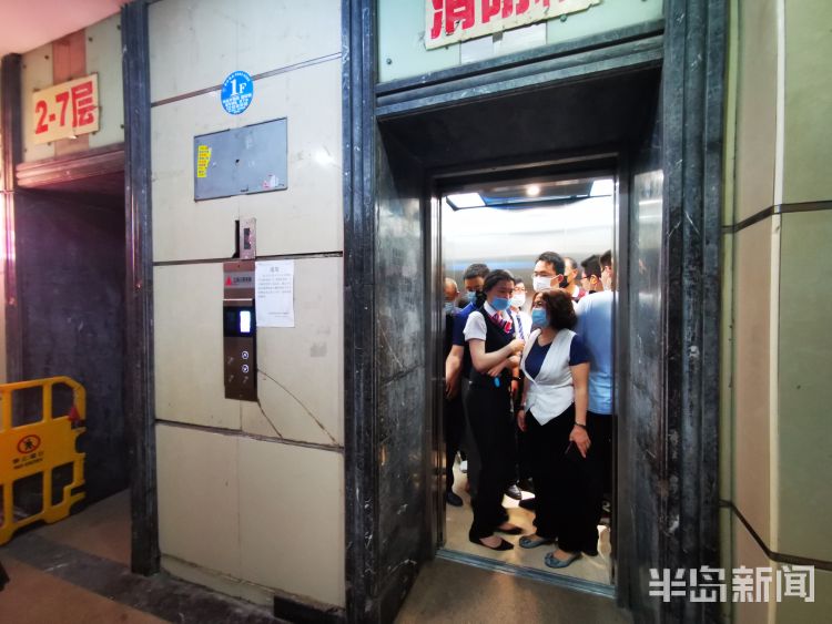 电梯青岛黄金岁月小区告别“电梯老大难” 四部问题电梯三部换新