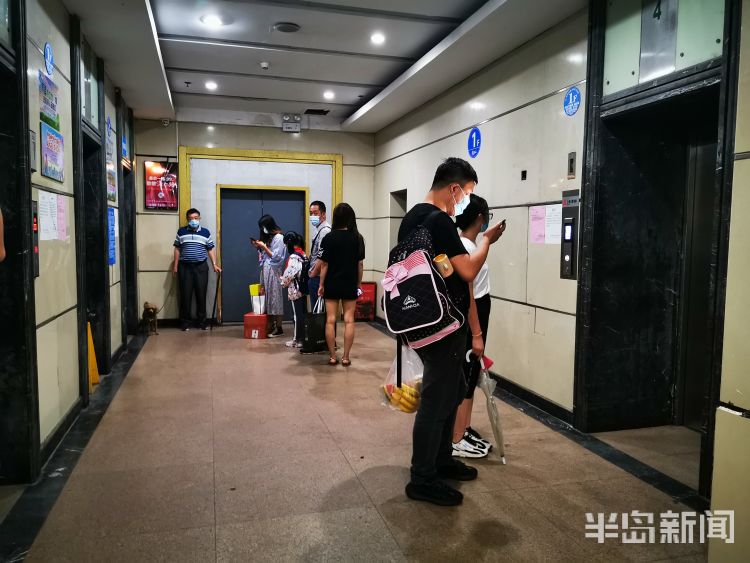 电梯青岛黄金岁月小区告别“电梯老大难” 四部问题电梯三部换新