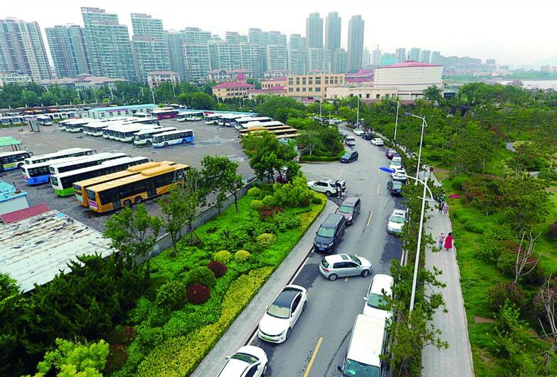 青岛小麦岛停车位不足引游客吐槽 后期将建至少600个泊位缓解