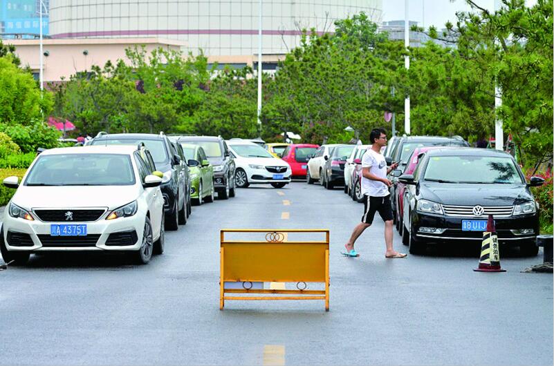 青岛小麦岛停车位不足引游客吐槽 后期将建至少600个泊位缓解
