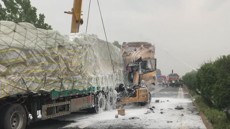 沈海沈海高速一危化车撞上挂车 三十吨危化品面临泄漏