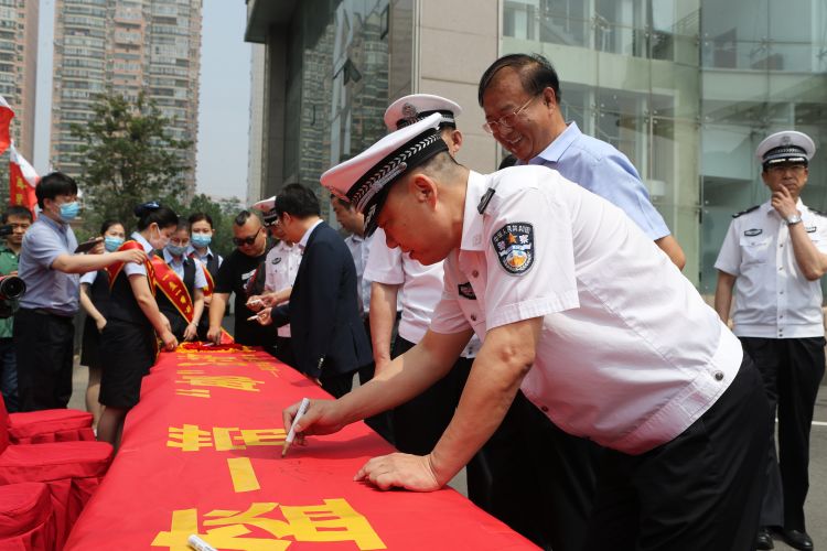 一盔青岛市“一盔一带”安全守护行动正式启动 全面规范文明交通出行