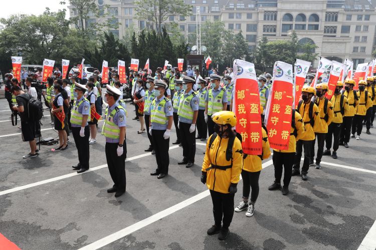 一盔青岛市“一盔一带”安全守护行动正式启动 全面规范文明交通出行