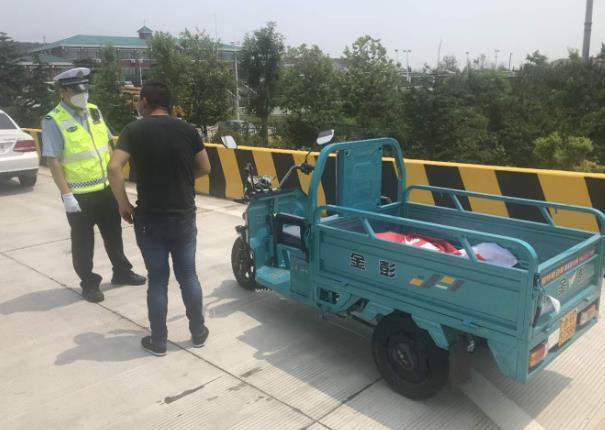 跨海大桥导航惹的祸？青岛一男子骑电动三轮上了跨海大桥