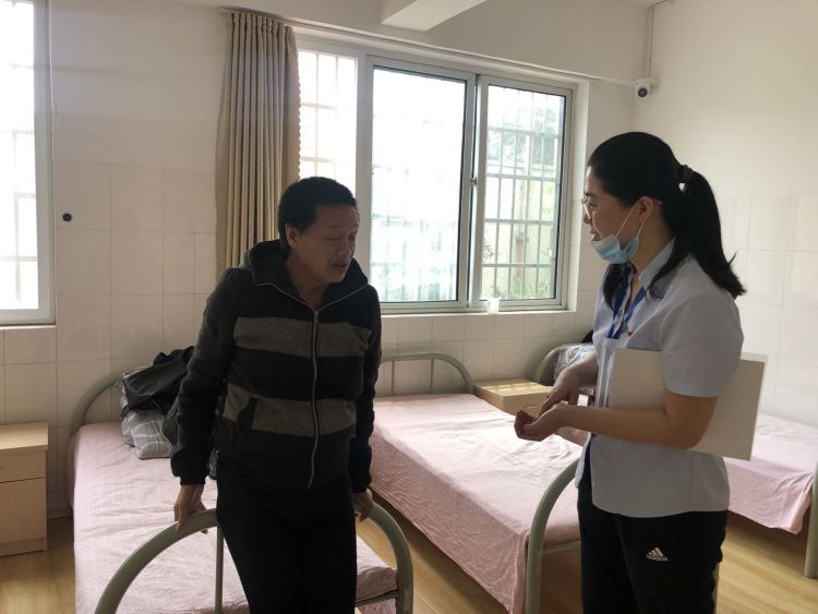 12青岛市救助服务中心不到俩月帮12人成功寻亲 首位找到家的流浪人员是通过半岛牵线的