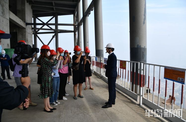 登顶半岛记者登顶“青岛高度” 俯瞰浮山湾美景