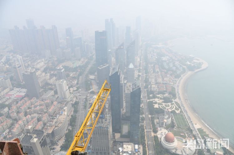 登顶半岛记者登顶“青岛高度” 俯瞰浮山湾美景