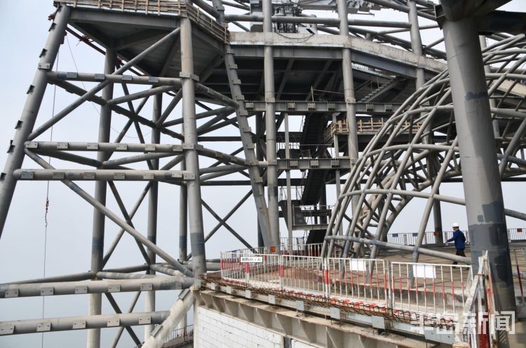 登顶半岛记者登顶“青岛高度” 俯瞰浮山湾美景