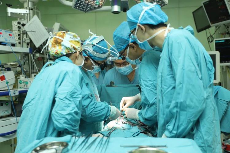 先心病患有先心病的小哥哥治愈出院 青岛这对双胞胎兄弟终相见