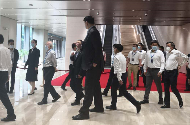 抵青6月19日晚姚明悄悄抵达青岛 引起酒店一阵小躁动