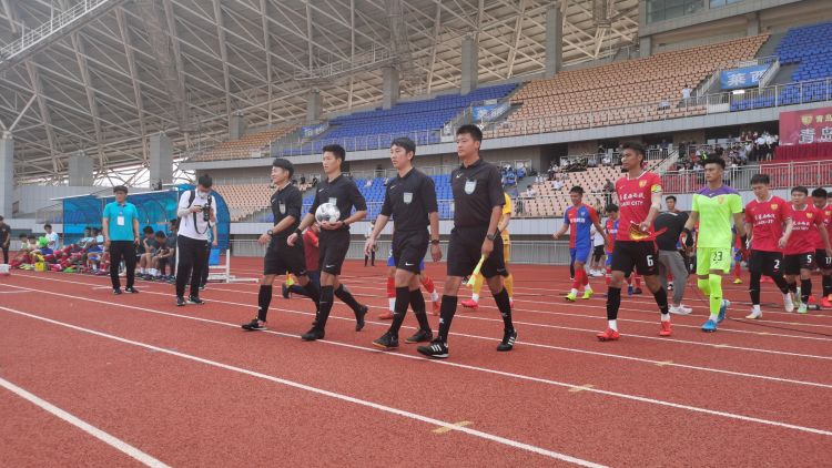 胶东胶东五市体育人共聚莱西 黄海红狮为首届胶东杯足球赛垫场