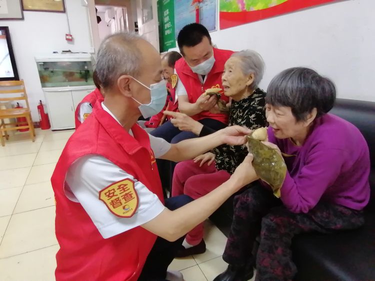 红叶青岛市北巴士“红叶红”志愿者走进养老院 与老人一起包粽子、话家常
