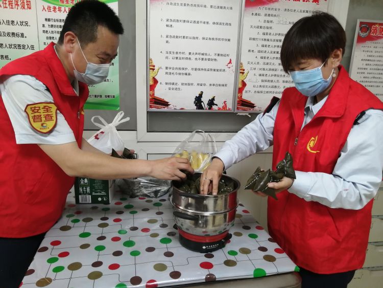 红叶青岛市北巴士“红叶红”志愿者走进养老院 与老人一起包粽子、话家常
