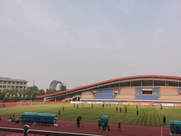 红狮“青岛德比” 黄海红狮2：2和气收场 新援朱建荣点射破门