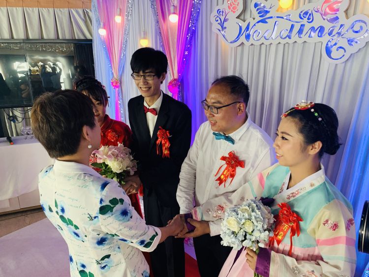 姐妹花青岛春雨助残 坚强姐妹花相约出嫁举行集体婚礼