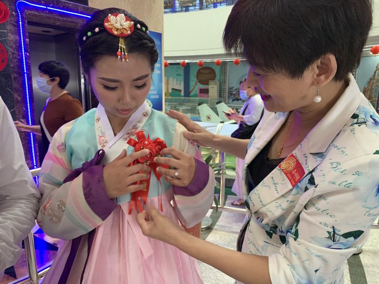 姐妹花青岛春雨助残 坚强姐妹花相约出嫁举行集体婚礼