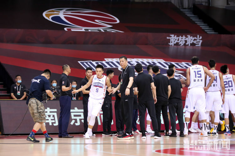 CBACBA青岛开赛全力以“复” 姚明、王大为等现场观赛